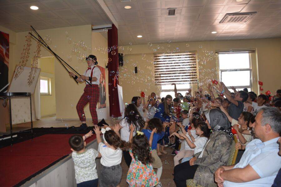  Lapseki Belediyesi ‘Çocuk Oyunları ve Kukla Festivali’ Düzenledi