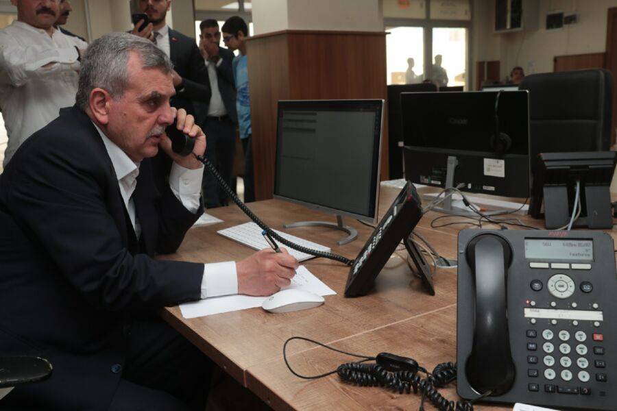  Şanlıurfa Büyükşehir Belediye Başkanı Beyazgül, Çağrı Merkezine Gelen Aramaları Yanıtladı