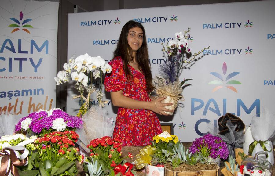  Mersin Büyükşehir’in Çiçek Pazarında Kadın Üreticilerin Çiçekleri Açıyor