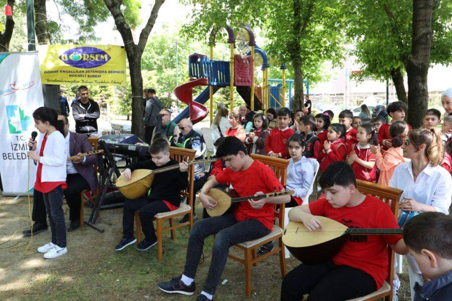  İzmit Belediyesi, GÖRSEM Ortaklığıyla ‘Engelsiz Müzik Dinletisi’ Gerçekleştirdi