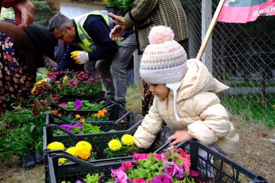  EBB, Mezarlıkları Ziyarete Gelen Vatandaşlara Ücretsiz Çiçek Dağıttı