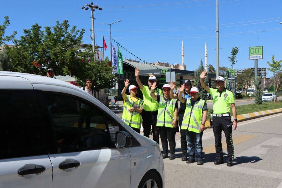 Şanlıurfa Büyükşehir’de Özel Çocuklar Trafik Polisi Olup Sürücüleri Uyardı