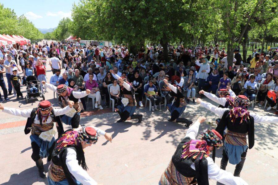  Turgutlu Belediyesi, ‘Yerel Tohum Takas ve Bahar Şenliği’ Düzenledi