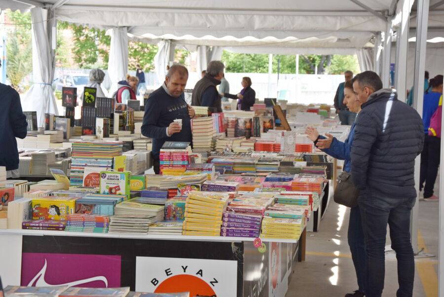  ‘Akhisar Belediyesi 3. Kitap Fuarı’ Başladı