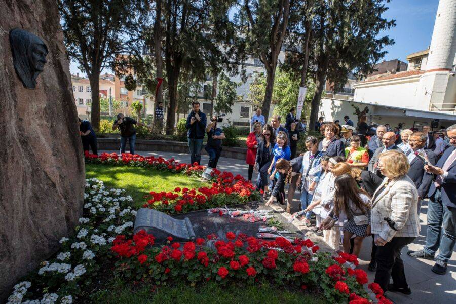  İzmir’de Anneler Günü’nde Zübeyde Hanım Mezarı Başında Anıldı