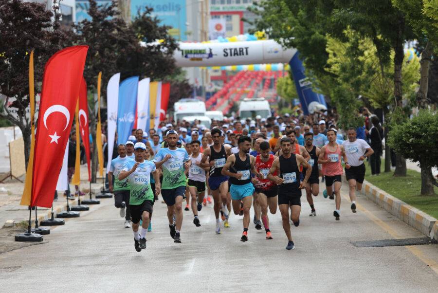  ‘1. Van Denizi Yarı Maratonu’ Koşusu Yapıldı