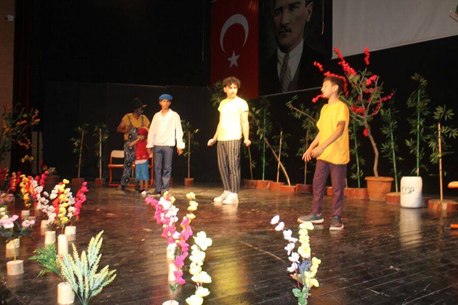  Viranşehir’de Çocuklara Tiyatro Hediyesi