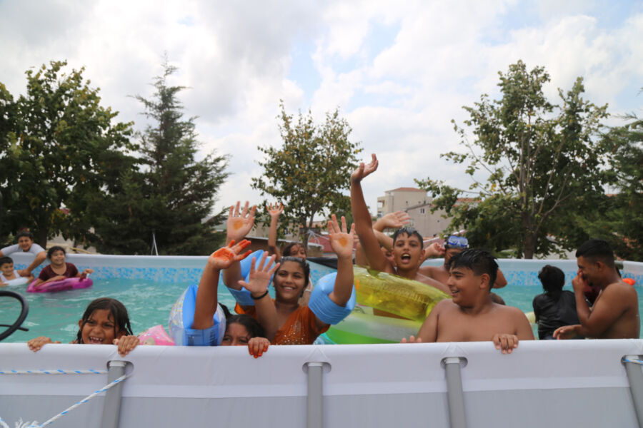  Büyükçekmece’de Roman Çocukların Havuz Hayali Gerçekleşti