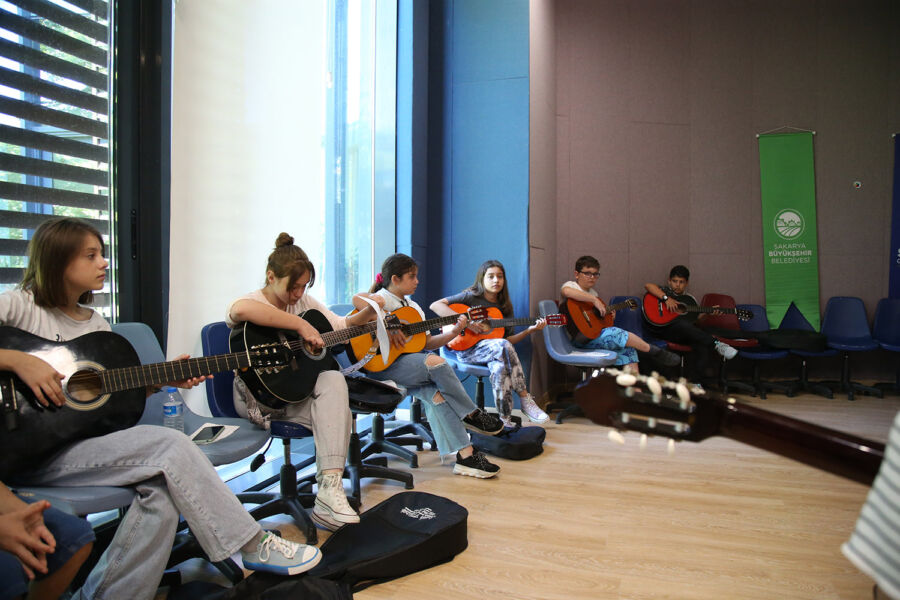  Sakarya’da Öğrenciler Müziğin En Güzel Halini Keşfediyor