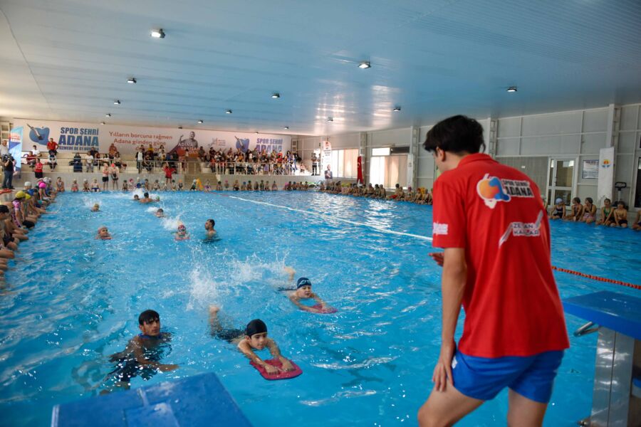  Adana’da Çocuklar Yüzme Kurslarında Serinliyor