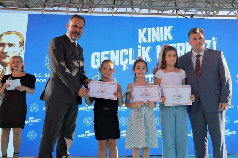  Bakan Kasapoğlu, Kınık Gençlik Merkezi’nin Açılışını Gerçekleştirdi