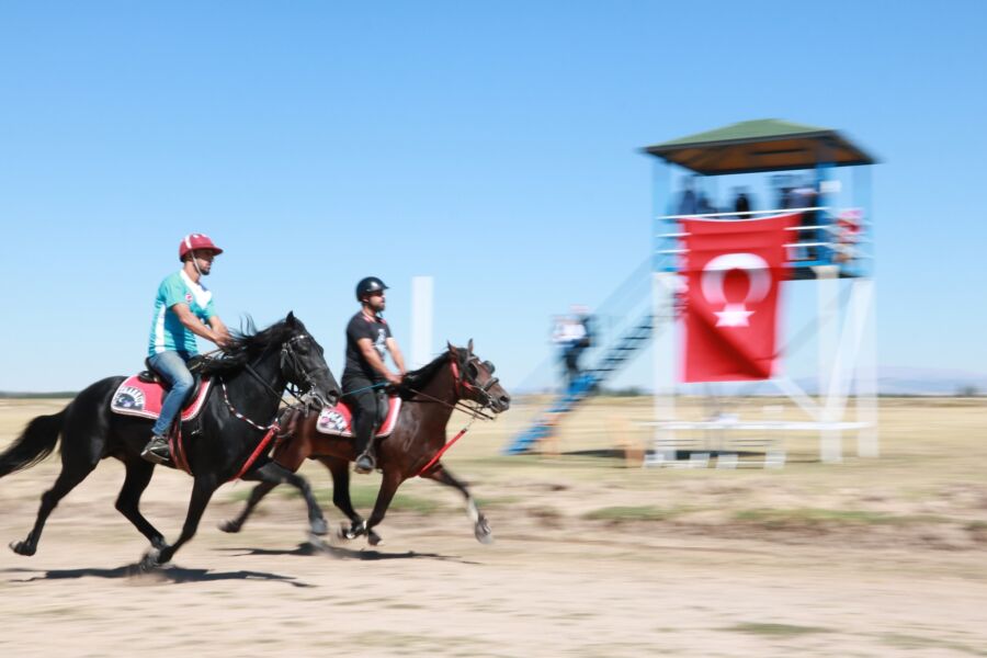  Beyşehir’de At Yarışları Heyecanı