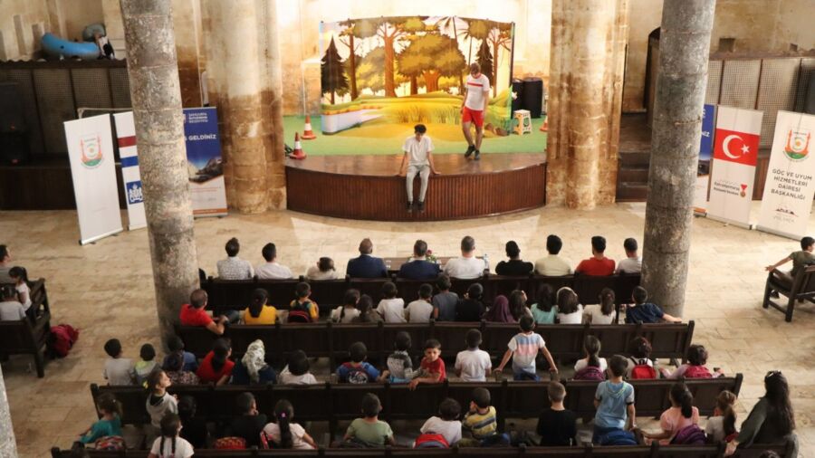  Sahne Maraş, Şanlıurfa’da Perdeleri Çocuklara Açtı