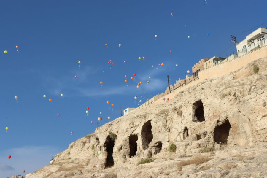  Kızılkoyun Nekropol’ünde Barış İçin Balonlar Gökyüzüne Bırakıldı