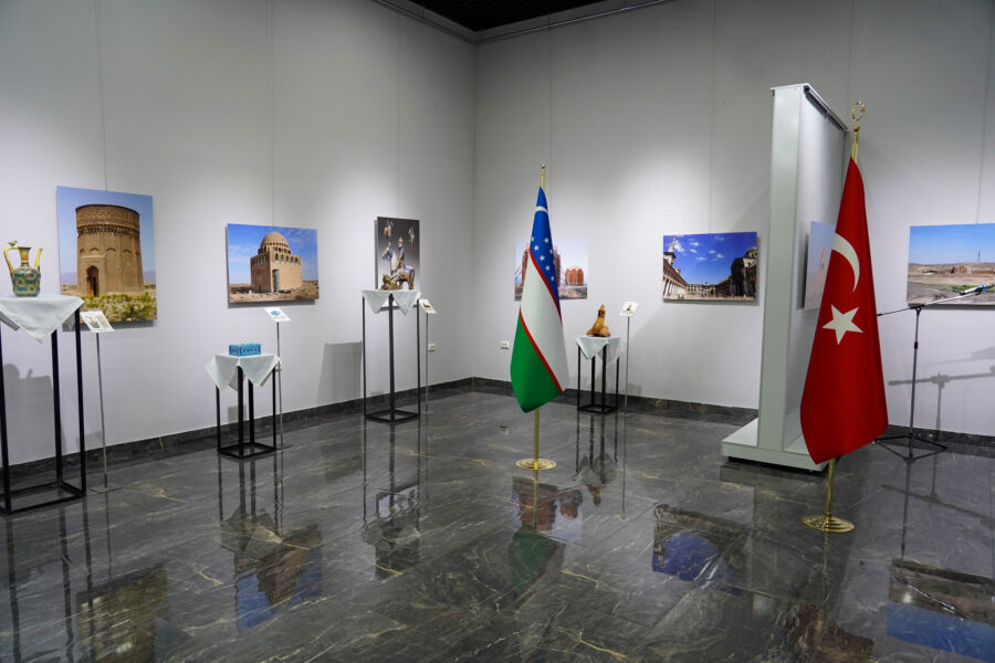  Büyük Selçuklu Mirası Fotoğraf ve Çini Eserleri Sergisi Özbekistan’da Açıldı