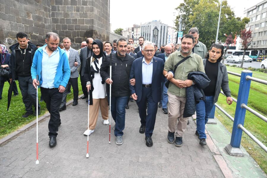  Kayseri’de Görme Engelliler Farkındalık Yürüyüşü