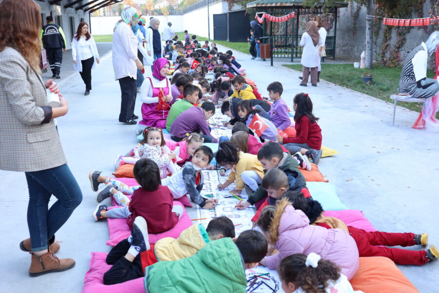  Çankırı’da Çocuklar Cumhuriyet Resmini Birlikte Boyadı
