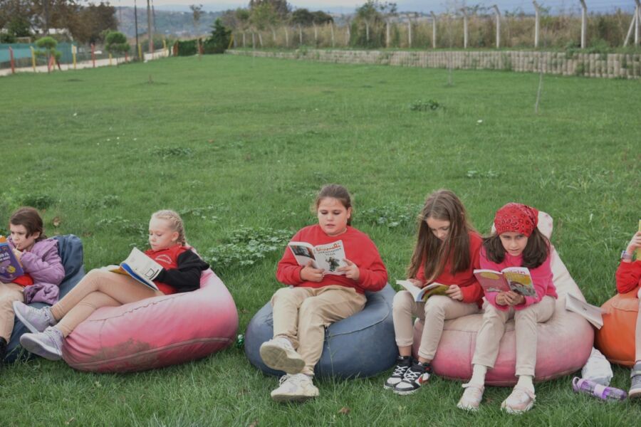  Mustafakemalpaşa’da Çocuklar Sokak Hayvanları ile Kitap Okudu