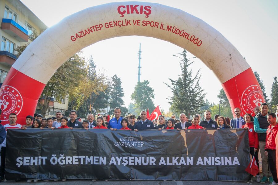  Şehit Öğretmen Ayşenur Alkan’ın Anısına Halk Yürüyüşü Düzenlendi