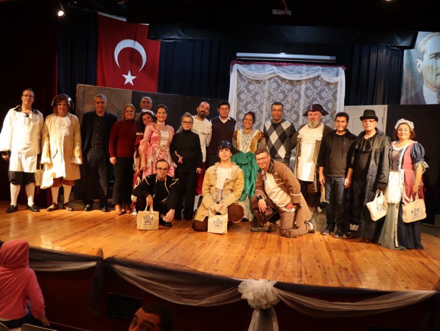  Nazilli Belediyesi Tiyatro Topluluğu Beğenileri Topladı