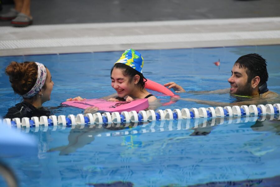  Engelli Gençler İlk Kez Yüzme Deneyimi Yaşadı