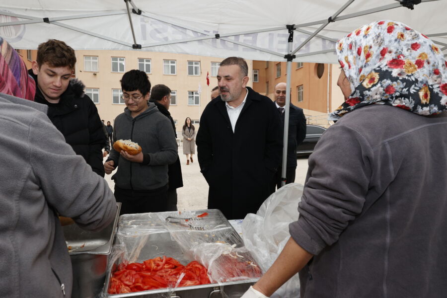  Başkan Murat Ercan’dan Öğrencilere Sucuk Ekmek İkramı