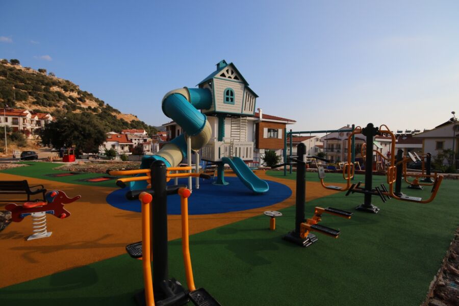 Kaş Belediyesi 11 Mahalleye Çocuk Oyun Parkları Kurdu
