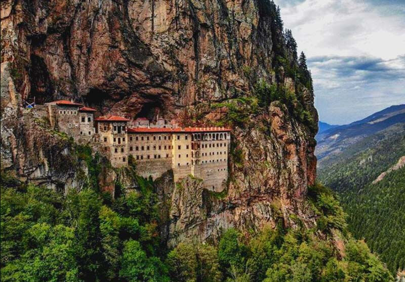  Trabzon’un Eteklerine Saklanmış Tarih: Sümela Manastırı