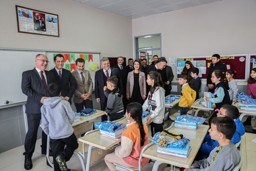  Depremzede Öğrencilerin Okul İhtiyaçlarını Sivas Belediye Karşılayacak