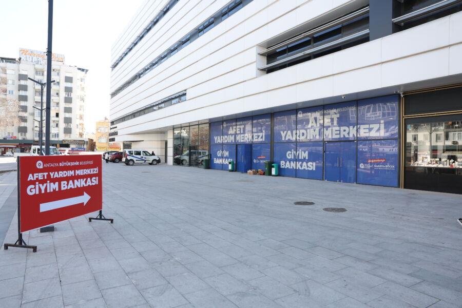  Antalya Büyükşehir’den Depremzedeler İçin Doğu Garajı Giyim Bankası