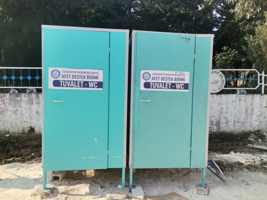  Afet Bölgesine Ulaştırılan Seyyar Tuvaletler Kuruluyor