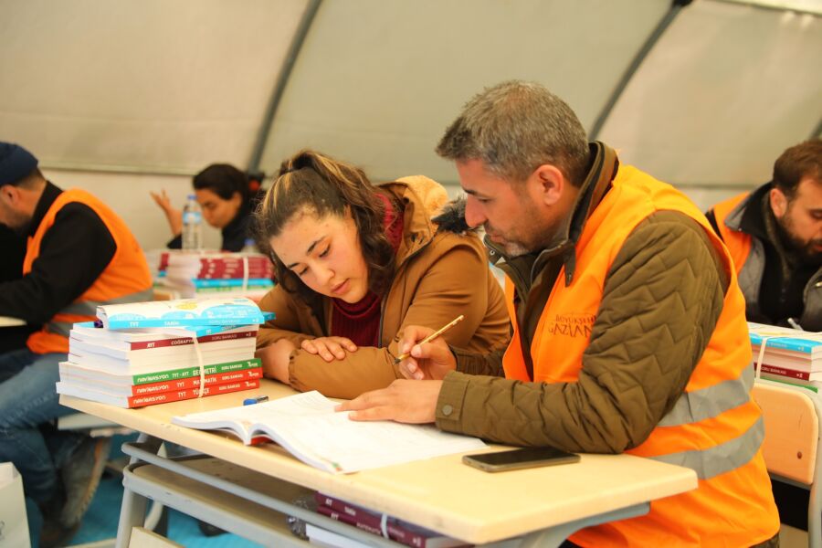  Gaziantep Büyükşehir’den Depremzede Öğrencilere Maddi Destek