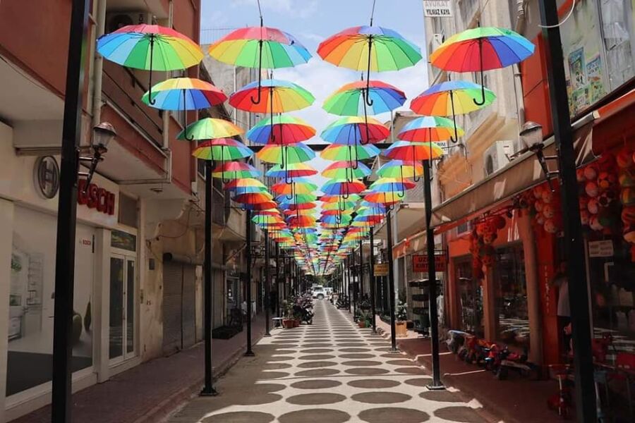  Sokak Rengarenk Şemsiyelerle Donatıldı