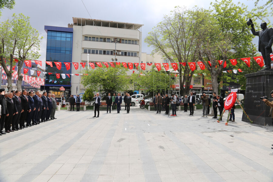 Türk Dil Bayramı Çelenk Sunma Töreni ile Kutlandı