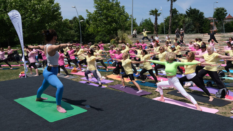  Dünya Yoga Günü’ne Özel Yüzlerce Kadın Yoga Yaptı