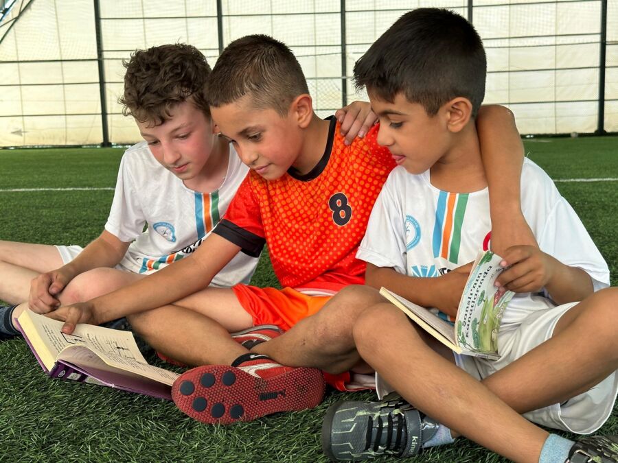  Futbol Kursunda Çocuklar Hem Spor Yapıyor Hem de Kitap Okuyor