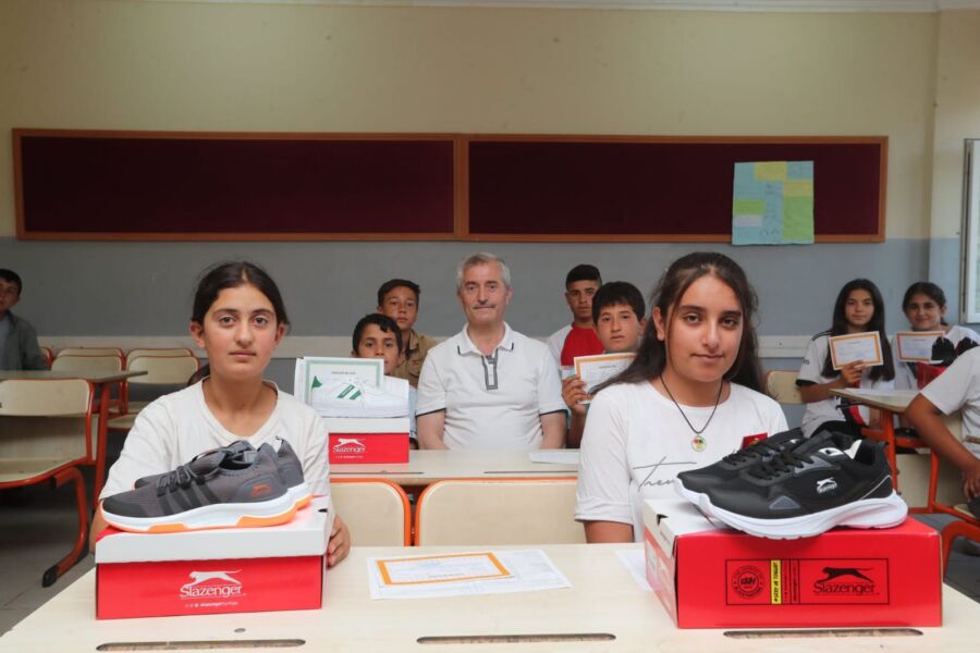  Öğrencilere Karne Hediyesi Spor Ayakkabı Hediye Ediliyor