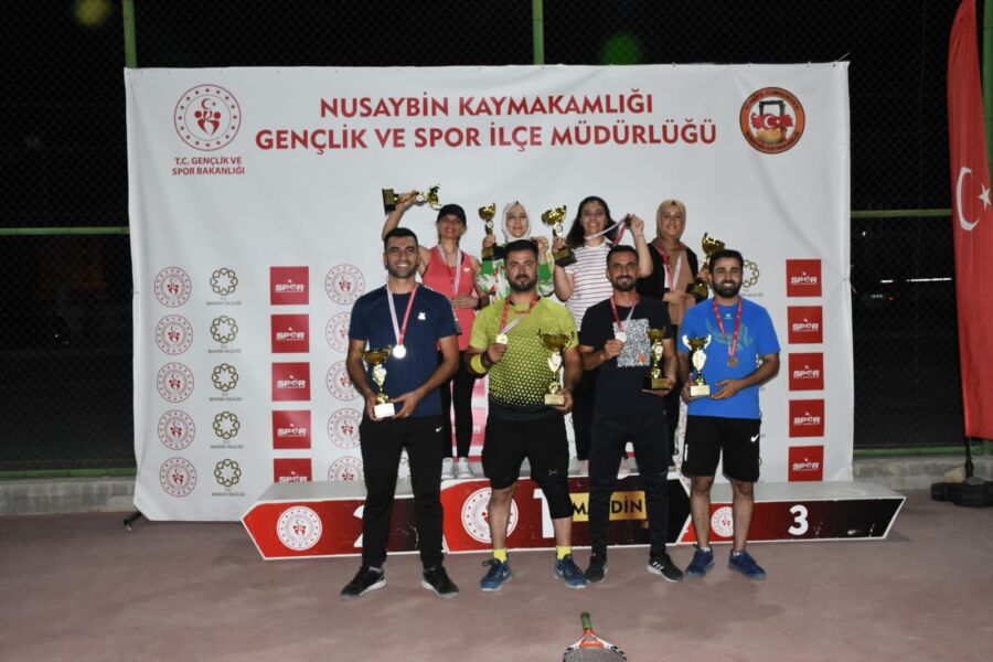  Kort Tenisi Turnuvası’nın Kazananları Ödüllerini Aldı