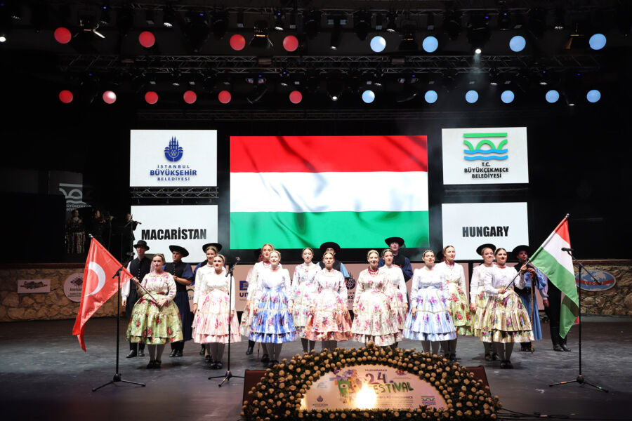  Macar Dansçılardan Binlerce Türk’ü Ayakta Alkışlatan Sürpriz