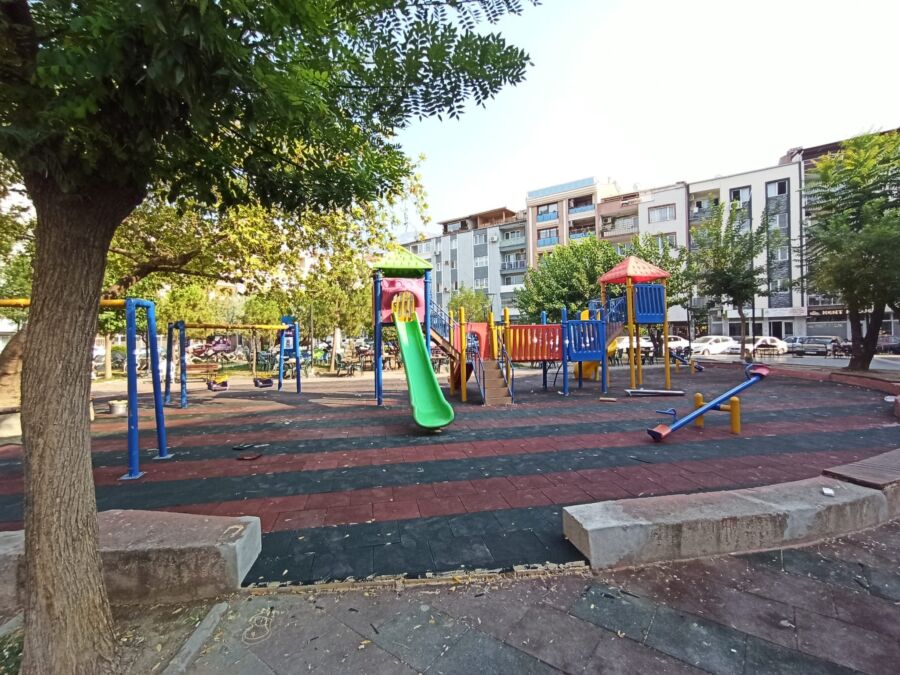  Şehzadeler’de Çocuklar İçin Oyun Parklarında Yenileme Çalışmaları