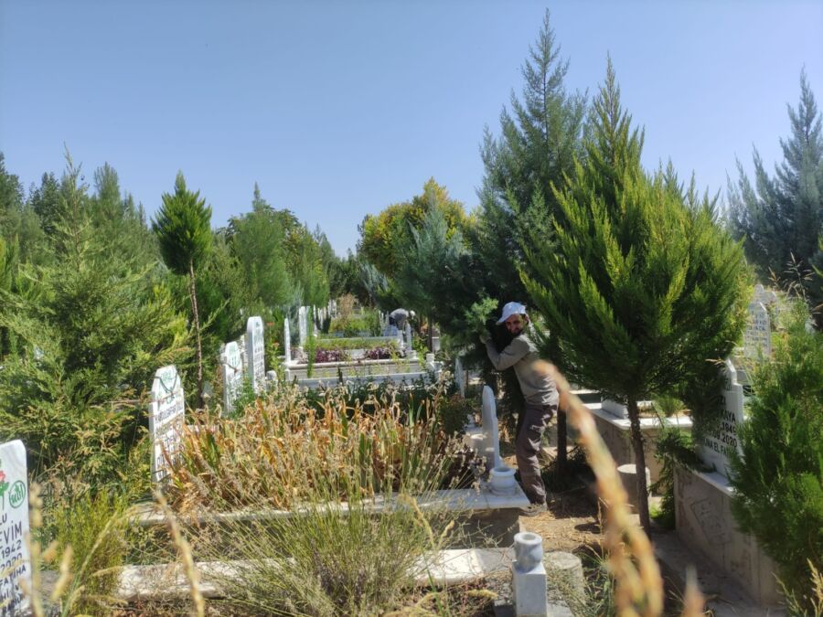  Mezarlıklarda Yeşillendirme Çalışmaları Hız Kesmeden Devam Ediyor