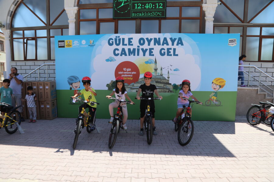  Güle Oynaya Camiye Gel Projesi’nde Bisiklet Dağıtımı Başladı