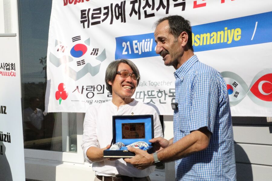  Depremzede Kore Gazilerine Koreli Kardeşleri El Uzattı