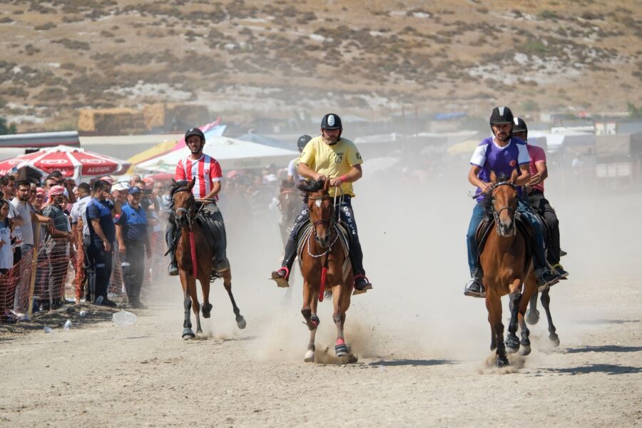  Menemen’de Rahvan At Yarışı Heyecanı Yaşandı