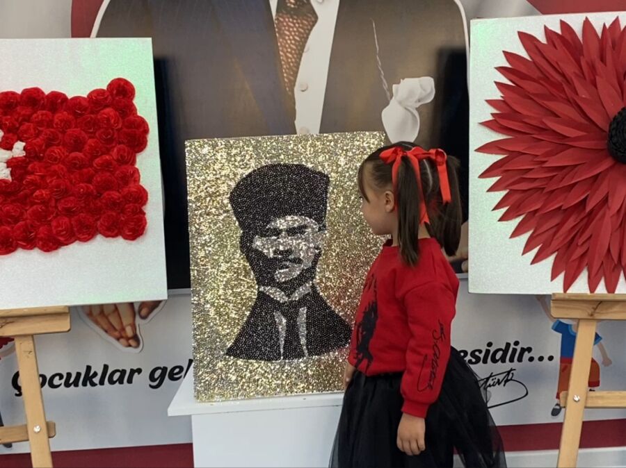  Bozüyüklü Minikler 100. Yılın Anısına “100” Yazdı