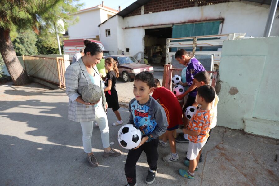  Efes Selçuk’tan Çocukları Gülümseten Hediye