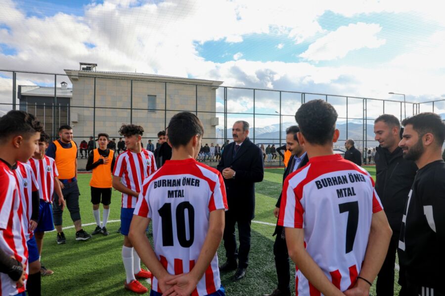  Van’da Ortaokul ve Liseler Arası Futbol Turnuvası
