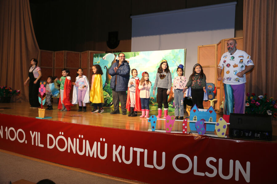  Karaman’da Tiyatro Etkinliğine Çocuklardan Büyük İlgi
