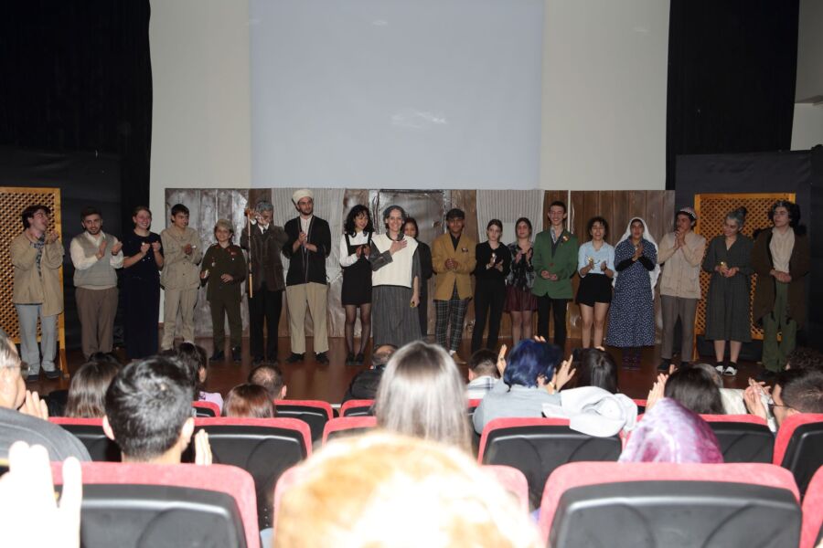  Atatürk Kültür Merkezi Lise Tiyatro Ekibi Ayakta Alkışlandı