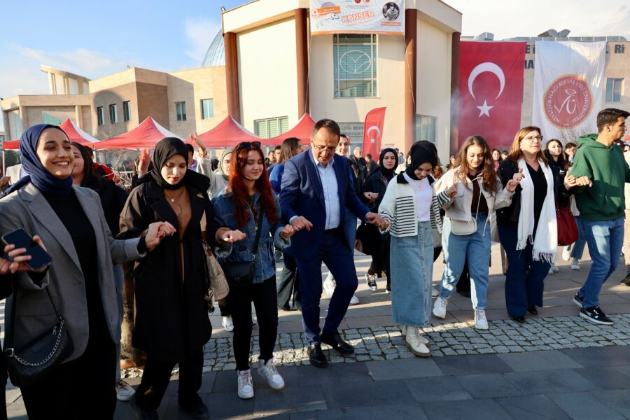  Nevşehir Belediyesi’nin Katkılarıyla NEVÜ’de “9. Geleneksel Mangalda Hamsi Şöleni” Düzenlendi